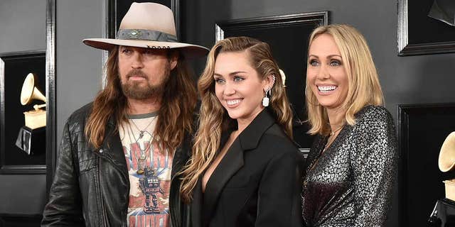 Billy Ray Cyrus Engaged Singer Announces Engagement To Firerose