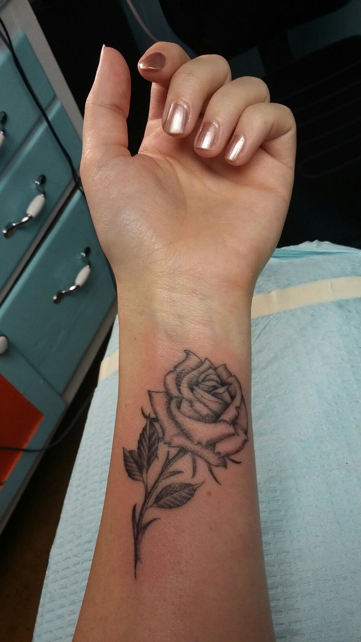 Cute Rose In 2020 Rose Tattoos On Wrist Wrist Tattoos Girls Little