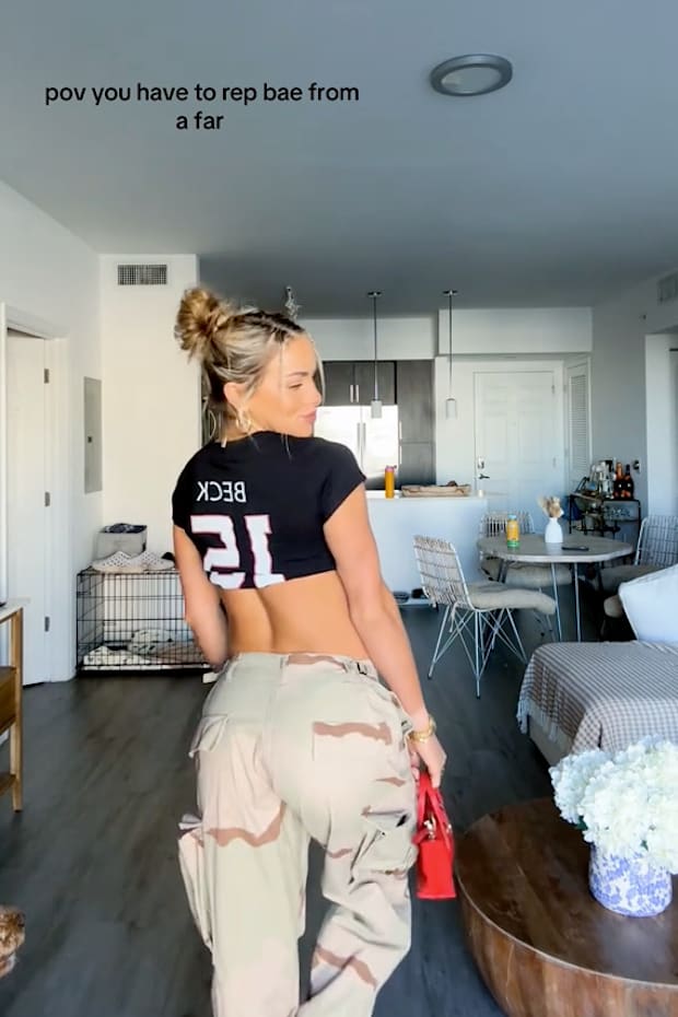 Hanna Cavinder Reps Boyfriend Carson Beck In Custom Crop Top Georgia