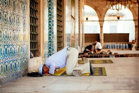 How Muslims Perform The Daily Prayers